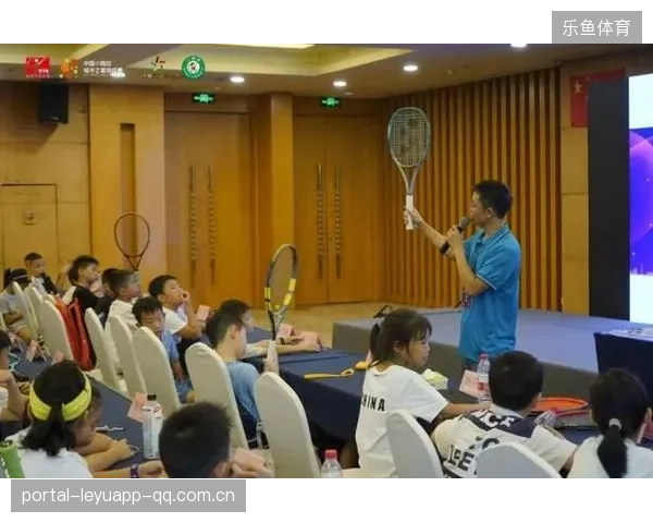 网球比赛前训练保持良好节奏，教练组给予积极评价